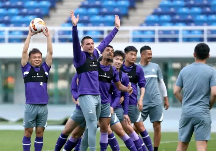 转会期广东宏远备战中超，复出首秀细节曝光，质疑声仍在，更衣室氛围转暖(西部大迁移是怎么回事)-华体会官网